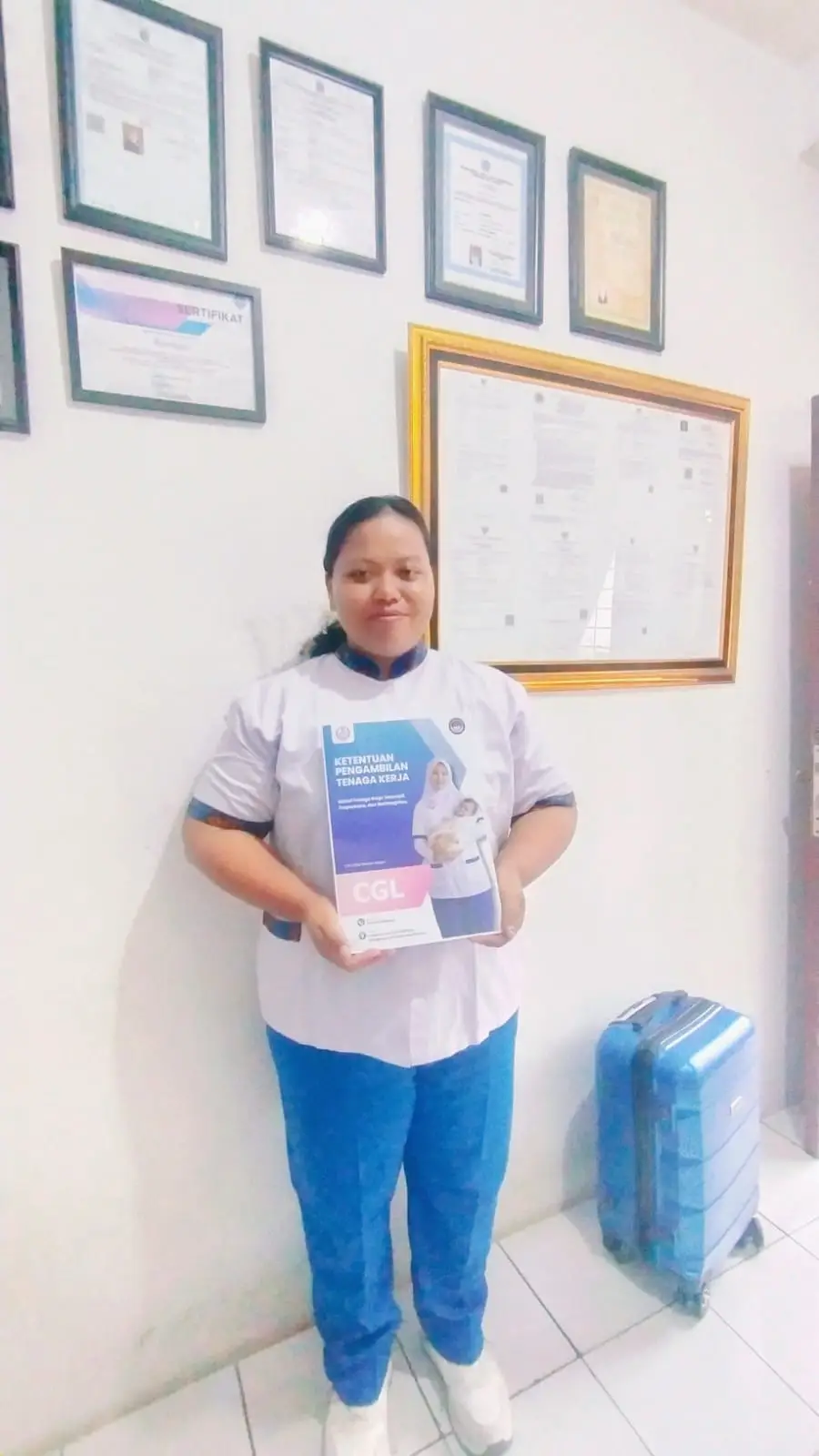 Staff memegang sertifikat